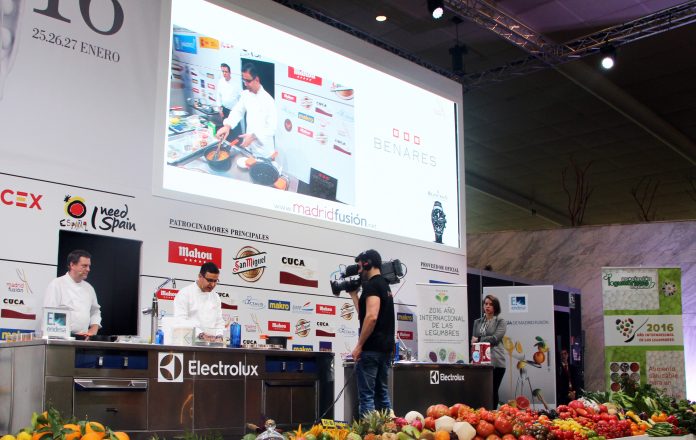 2.- Atul Kochhar elaborando uno de los platos