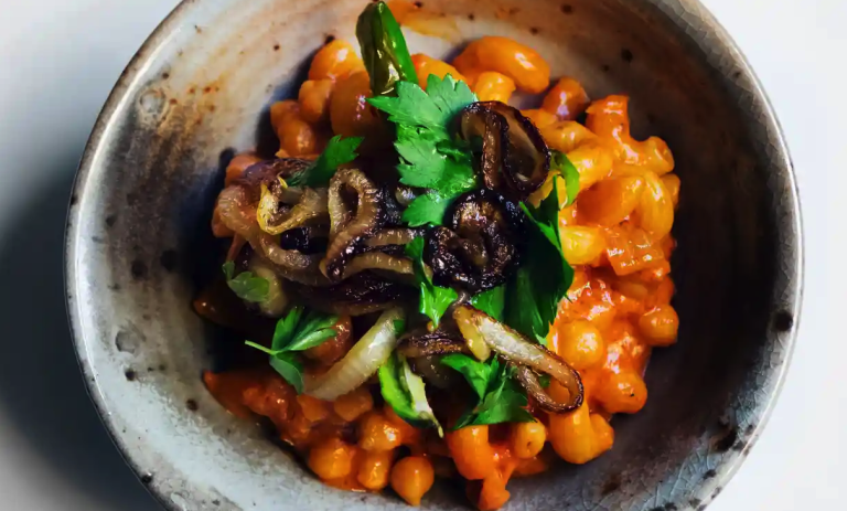 Cocinar con legumbres: Seis deliciosas recetas de Nigel Slater que han dado protagonismo a las legumbres