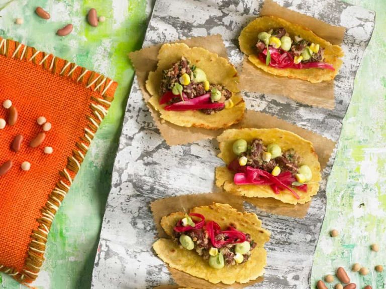 Tacos de alubia pinta con cebolla encurtida y guacamole