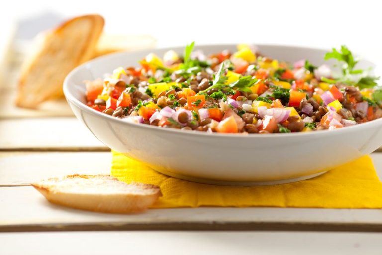 Ensalada de lentejas con huevo, queso y zanahoria