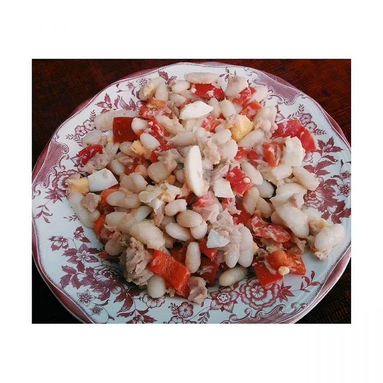 Ensalada de alubias con pimiento y atún