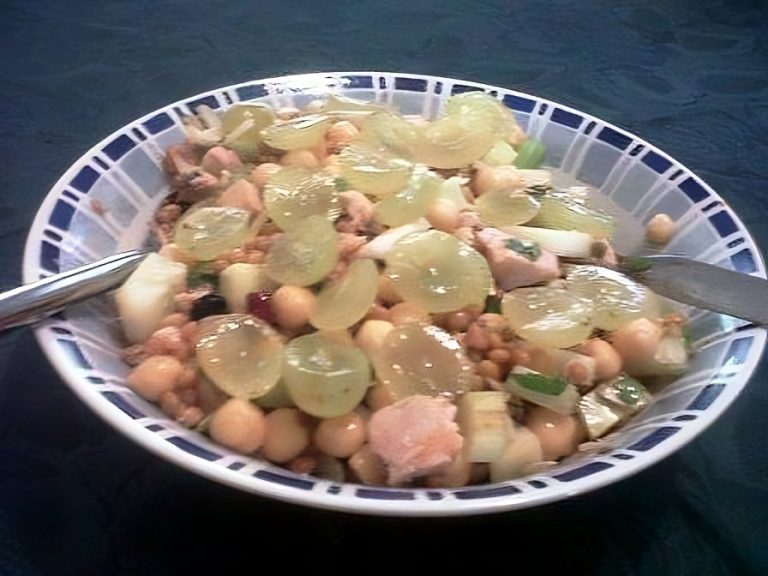 Ensalada de legumbres y uvas