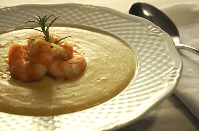 Crema de garbanzos con langostinos